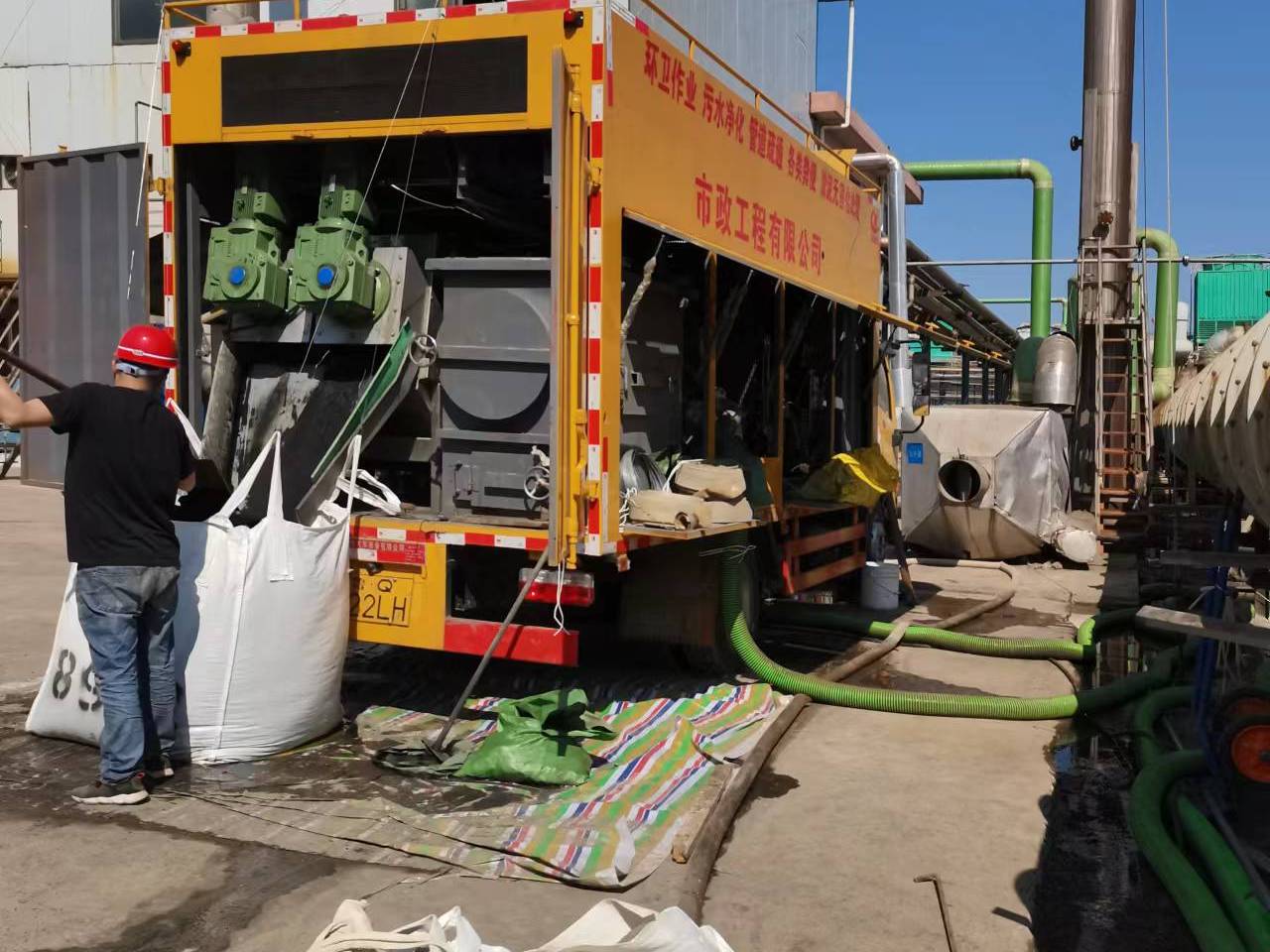 莲池淤泥压干处理